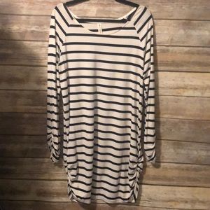 1x black and white striped tunic